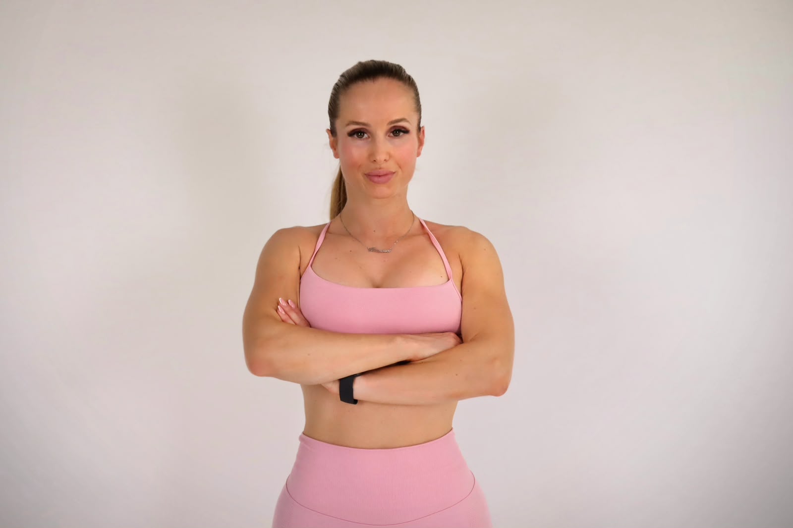 Daniela, Personal Trainer, de braços cruzados