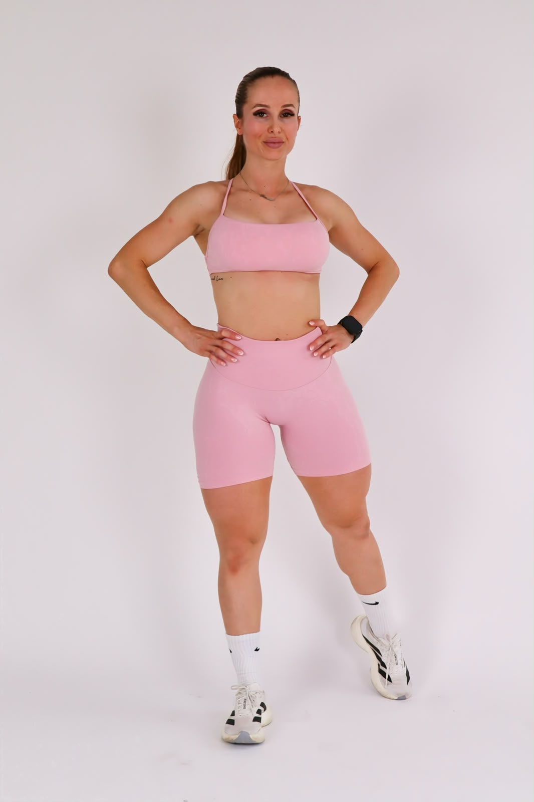 Daniela em roupa de treino rosa